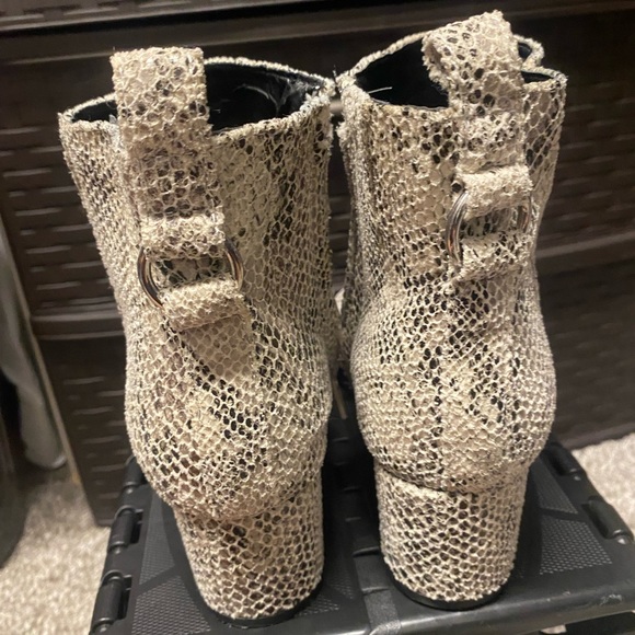 Snake Print ankle boots - Picture 2 of 5